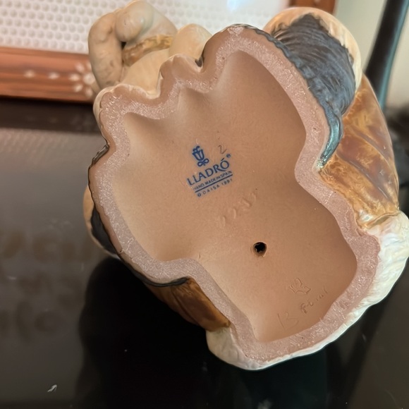 Lladro Daisa Native American Eskimo Poor Bear. Pictures part of description. - Picture 9 of 13